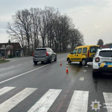 Біля міського кладовища на пішохідному переході авто наїхало на жінку