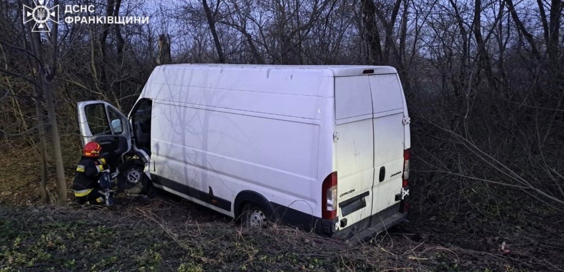 Рятувальники деблокували двох осіб після ДТП в Івано-Франківському районі