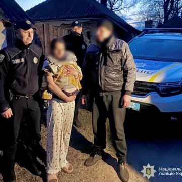 За лічені години знайшли біля лісу: на Городенківщині поліцейські розшукали 4-річного хлопчика