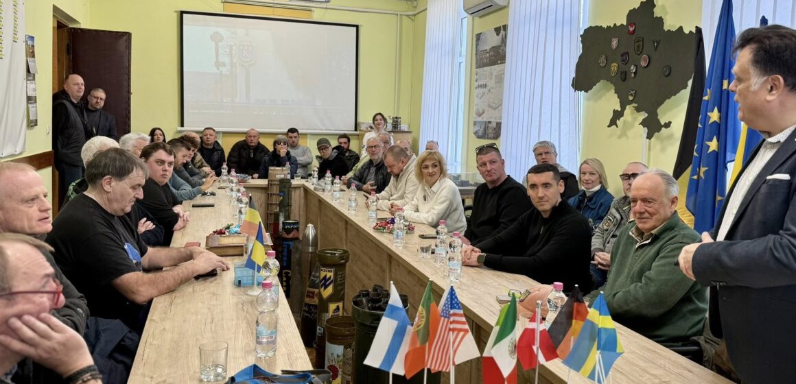 До Калуша приїхав волонтерський конвой із Бельгії. Привезли подарунок для ЗСУ