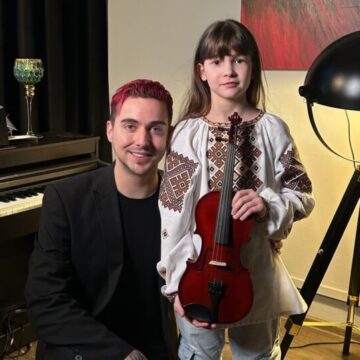Співак MÉLOVIN подарував скрипку дев’ятирічній музикантці з Коломиї Співак MÉLOVIN подарував скрипку дев’ятирічній музикантці з Коломиї