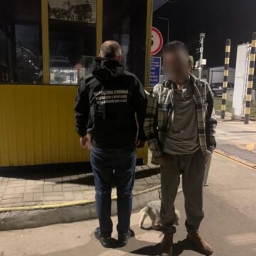 Виявили у Івано-Франківську: з України видворили 23-річного громадянина Турецької Республіки, який перебував у статусі неврегульованого мігранта