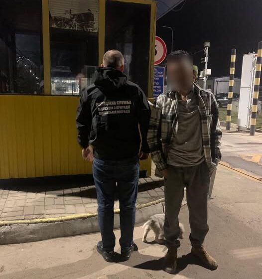 Виявили у Івано-Франківську: з України видворили 23-річного громадянина Турецької Республіки, який перебував у статусі неврегульованого мігранта