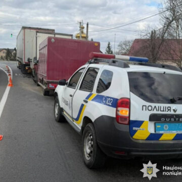 ДТП за участі трьох транспортних засобів на Тисмениччині: поліцейські встановили обставини аварії