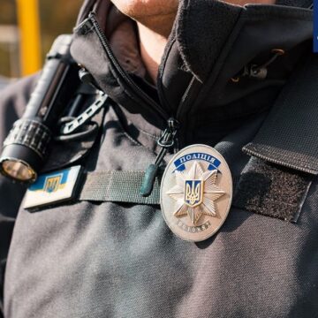 Франківські патрульні надали домедичну допомогу хлопцю, який порізав собі руки