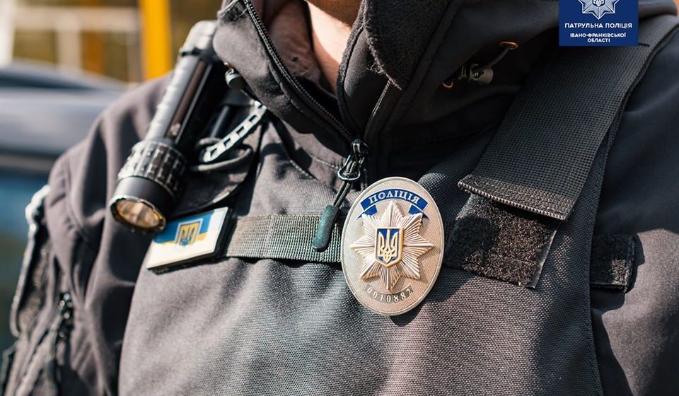 Франківські патрульні надали домедичну допомогу хлопцю, який порізав собі руки