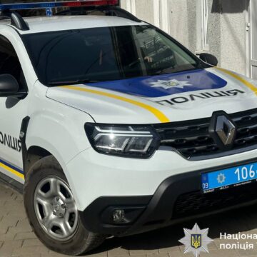 Франківські поліцейські затримали чоловіка зі зброєю