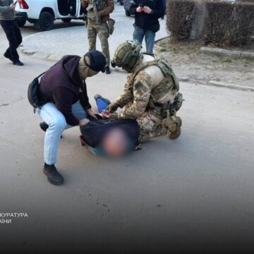 На Прикарпатті підполковник ТЦК “продавав” зняття з розшуку за $2000