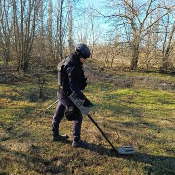 Піротехніки з Прикарпаття на Херсонщині очищають землю від вибухонебезпечних предметів Піротехніки з Прикарпаття на Херсонщині очищають землю від вибухонебезпечних предметів