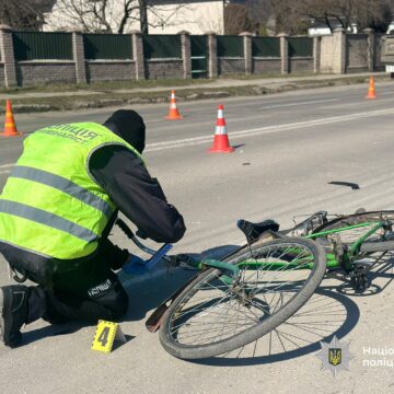 Поліцейські Івано-Франківщини встановлюють обставини ДТП, у якій загинув велосипедист