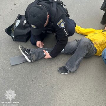 У Франківську хлопчик впав із самоката і травмував ногу: на допомогу прийшли патрульні та перехожі