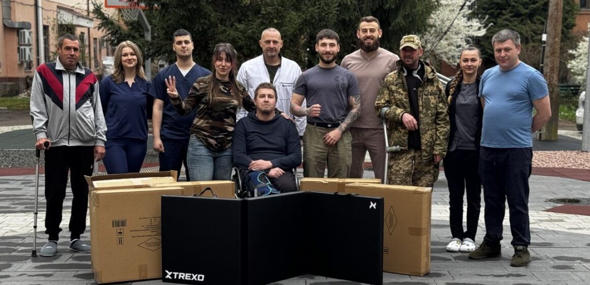 Волонтери передали ЦМКЛ мати для фізичної терапії поранених військових