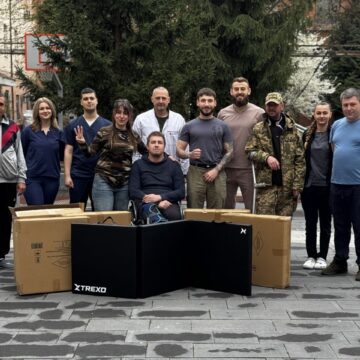 Волонтери передали ЦМКЛ мати для фізичної терапії поранених військових