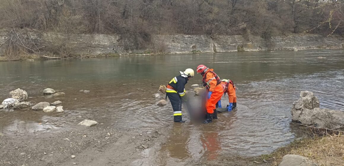 Рятувальники вилучили тіло чоловіка з Чорного Черемоша Рятувальники вилучили тіло чоловіка з Чорного Черемоша