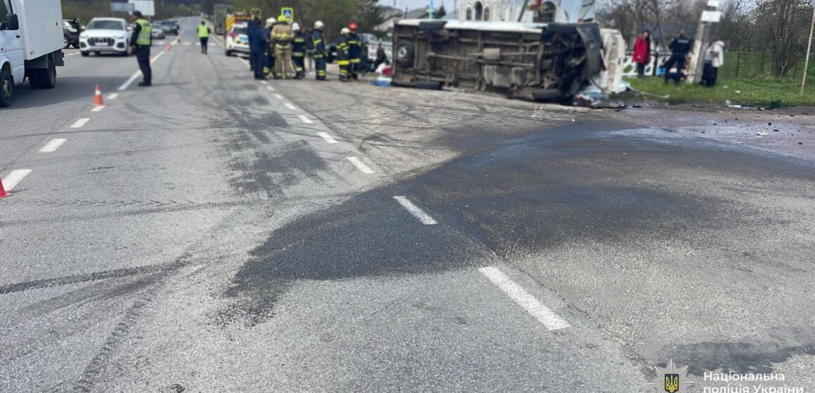 Водій загинув, близько восьми пасажирів травмовані: у Долинській громаді ДТП з автобусом “Івано-Франківськ-Львів”