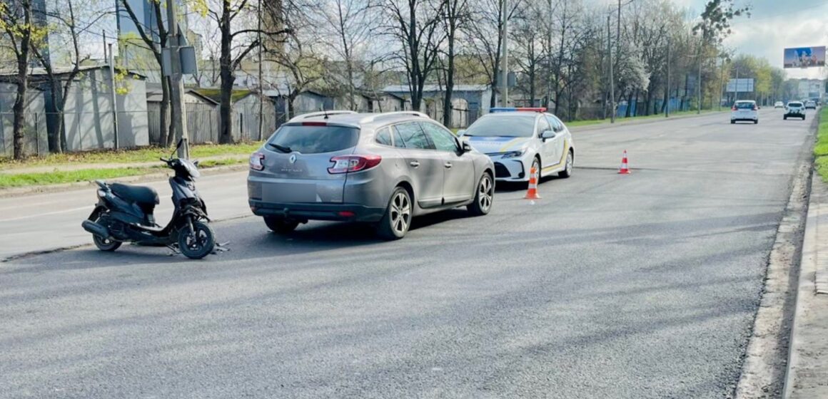 У Франківську в ДТП на вул. Довженка постраждала пасажирка скутера