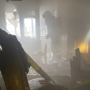 В Івано-Франківську 81-річного чоловіка врятували з палаючої квартири В Івано-Франківську 81-річного чоловіка врятували з палаючої квартири