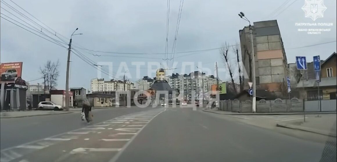 Переходила дорогу у невстановленому місці: франківські патрульні оштрафували жінку-пішохода Переходила дорогу у невстановленому місці: франківські патрульні оштрафували жінку-пішохода