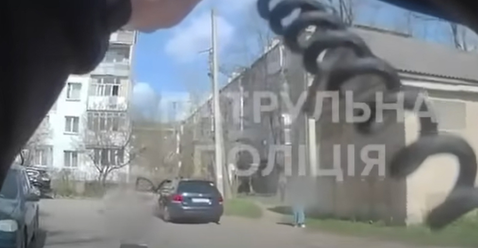 В Івано-Франківську патрульні виявили та затримали чоловіка, який стріляв в іншого громадянина В Івано-Франківську патрульні виявили та затримали чоловіка, який стріляв в іншого громадянина