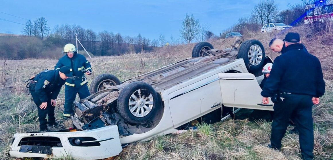 На Рогатинщині авто перекинулось на дах, важкі травми отримала пасажирка