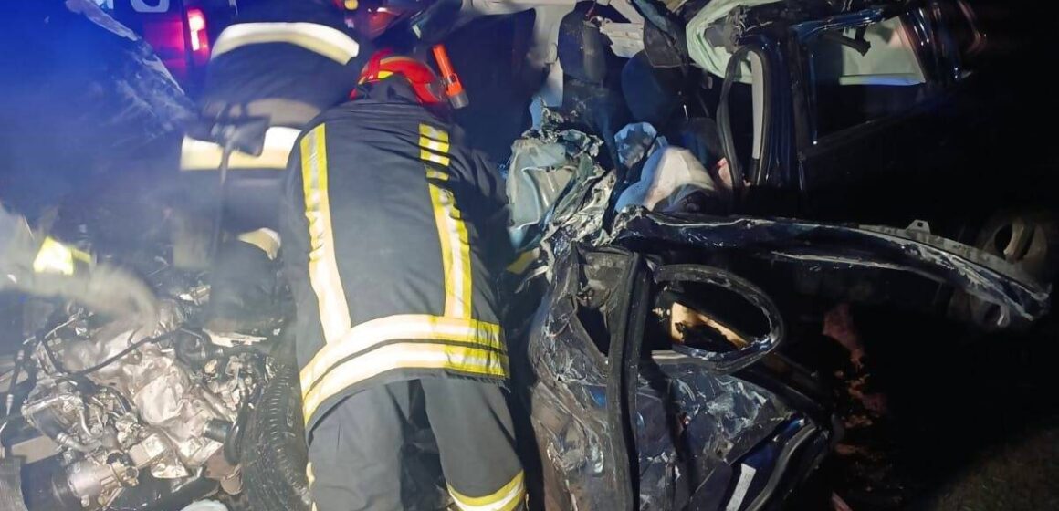 Рятувальники деблокували тіло загиблої жінки внаслідок ДТП Рятувальники деблокували тіло загиблої жінки внаслідок ДТП