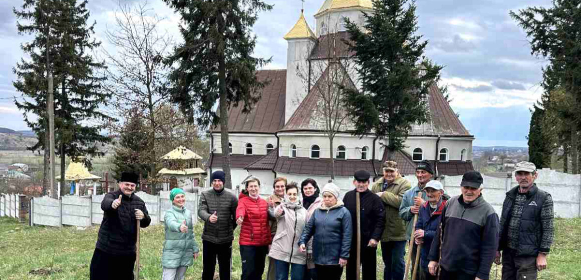 На Рогатинщині заклали парафіяльний «Сад Перемоги»