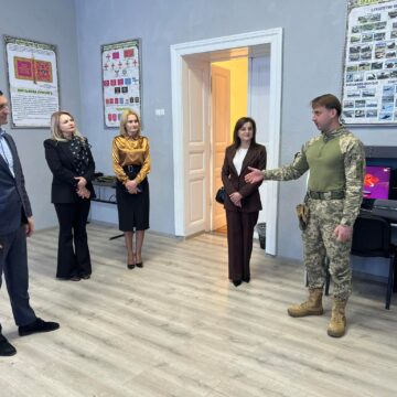 У Снятинському ліцеї ветеран з бойовим досвідом навчає 674 учнів оновленого предмета “Захист України”