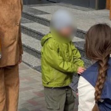 Мати продала за 25 тисяч доларів шестирічного сина