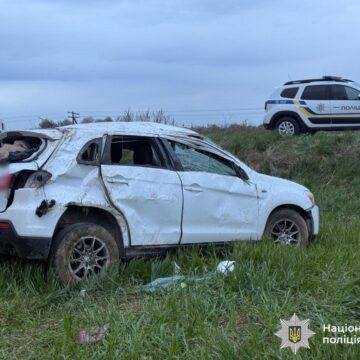 На Надвірнянщині легковик злетів у кювет і перекинувся: травмовано троє осіб, серед яких – двоє дітей