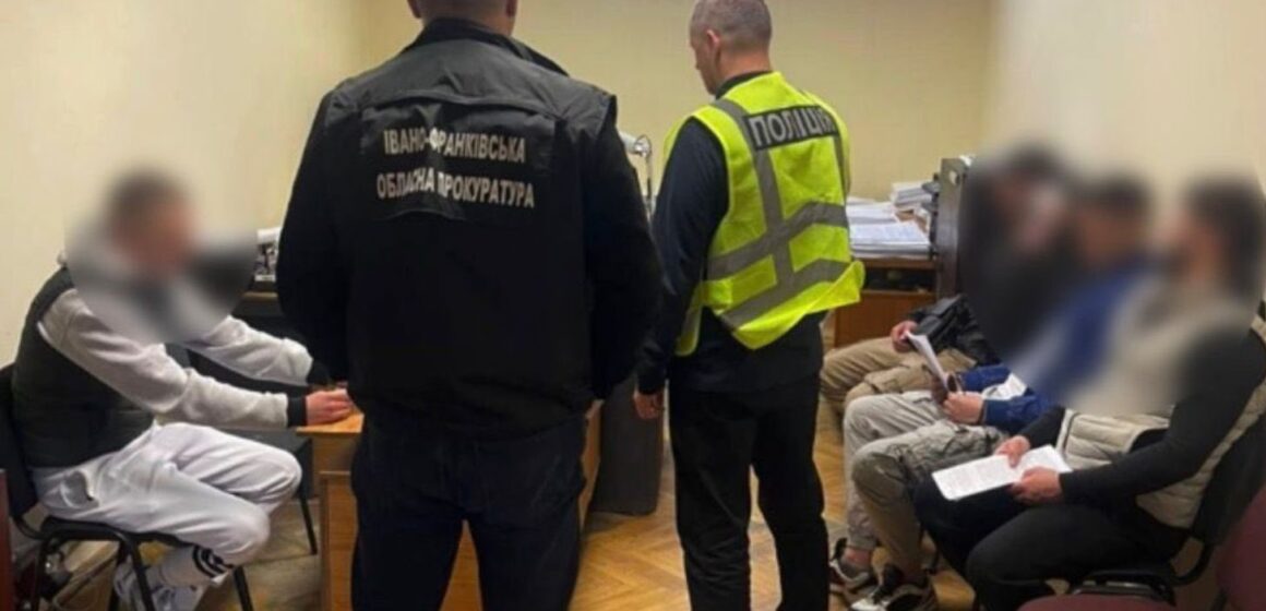 Понад 30 потерпілих серед клієнтів банку та 900 тис. викрадених з рахунків коштів: на Прикарпатті прокуратура висунула нові підозри групі кібершахраїв Понад 30 потерпілих серед клієнтів банку та 900 тис. викрадених з рахунків коштів: на Прикарпатті прокуратура висунула нові підозри групі кібершахраїв