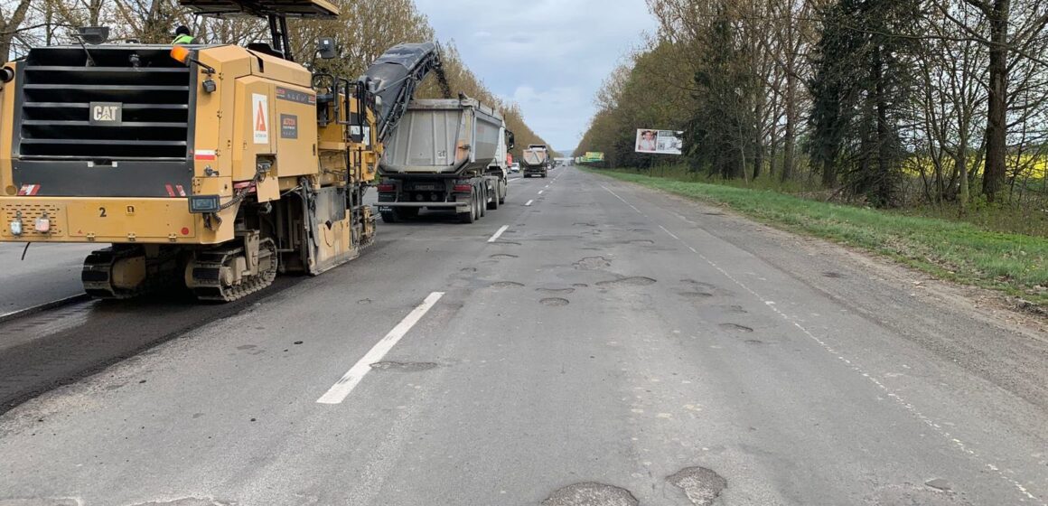 В Івано-Франківській області тривають дорожні роботи на важливих напрямках