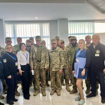 У одному з відділів міграційної служби Галичини позачергово оформили майже двадцять паспортів українським воїнам