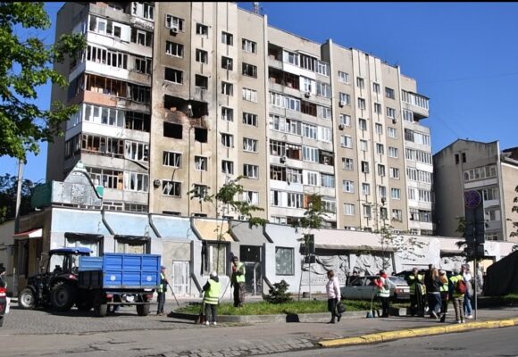 Влучання у житловий будинок, пожежа та руйнування: як Івано-Франківськ оговтується після масованої російської атаки