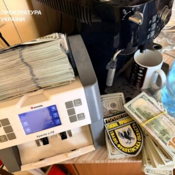 Посадовців поліції, підозрюваних у прикритті порнографії, взяли під варту з можливістю внесення застави