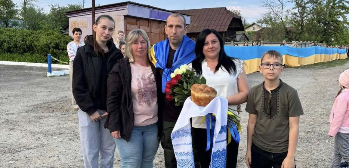 Старобогородчанська громада зустріла звільненого з російського полону Ярослава Партечина Старобогородчанська громада зустріла звільненого з російського полону Ярослава Партечина