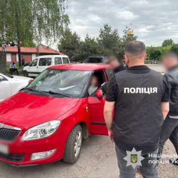 3 тисячі доларів за скасування аліментного боргу: на Прикарпатті поліцейські затримали держпосадовицю