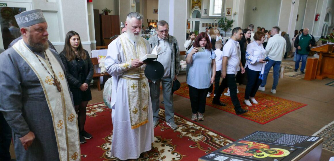 Через дотик — до віри: у Калуші освятили тактильну ікону для людей із порушеннями зору