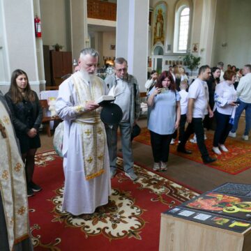 Через дотик — до віри: у Калуші освятили тактильну ікону для людей із порушеннями зору