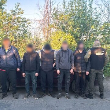 По 10 тисяч доларів з кожного – і в руки прикордонників. Дистанційно!