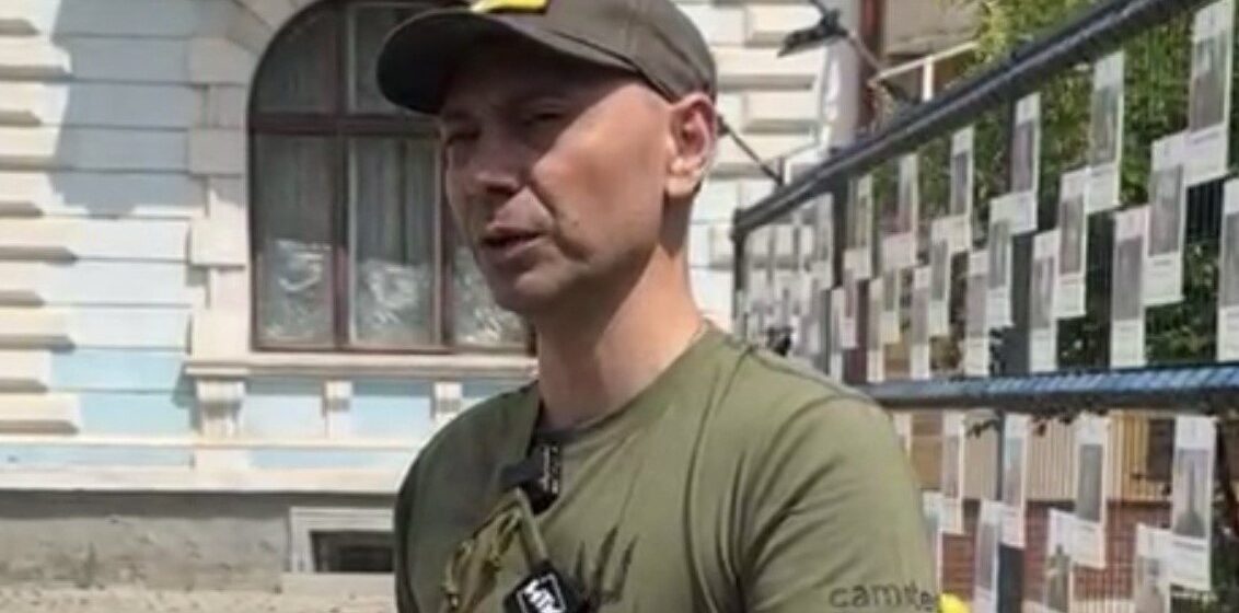 Звільнений з полону Денис Єрьомов зняв своє фото зі “Стіни надії” у Коломиї Звільнений з полону Денис Єрьомов зняв своє фото зі “Стіни надії” у Коломиї
