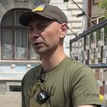 Звільнений з полону Денис Єрьомов зняв своє фото зі “Стіни надії” у Коломиї
