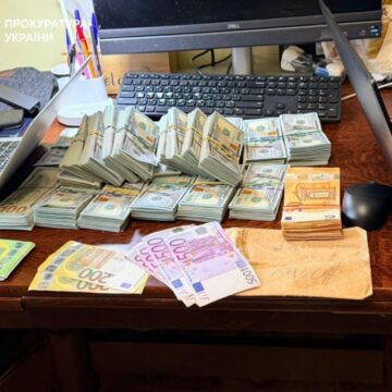 Готівка на 22 мільйони, шість авто і п’ять швейцарських годинників — підсумок обшуків у керівників поліції Прикарпаття