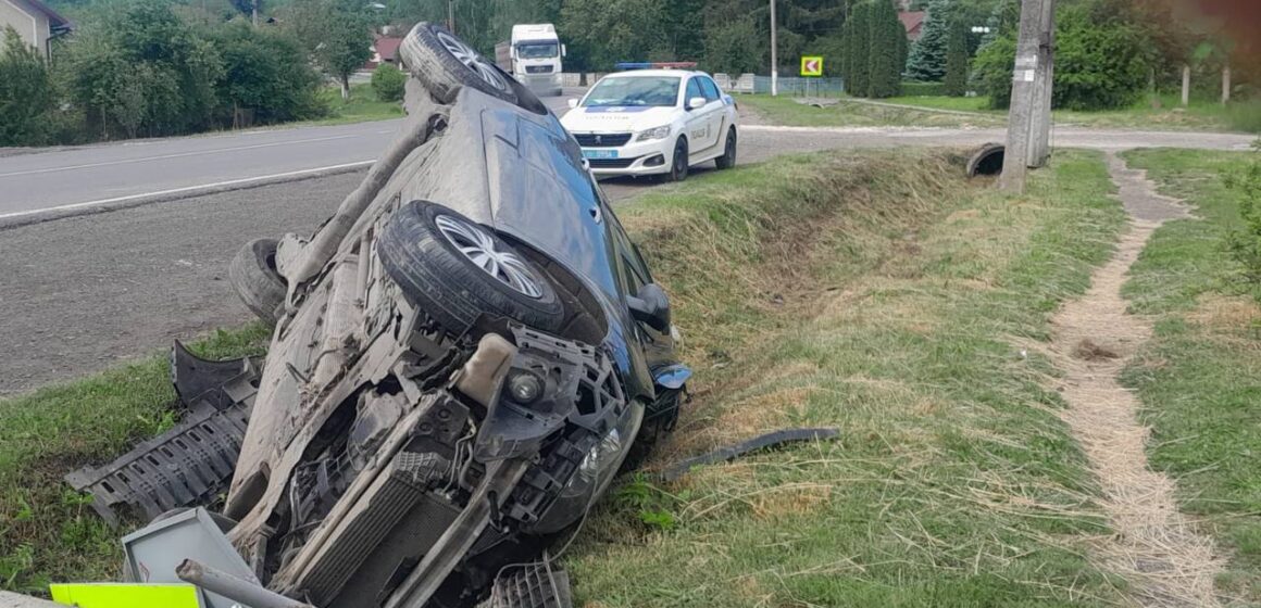 На Прикарпатті автомобіль перекинувся у кювет: поліцейські встановили обставини ДТП