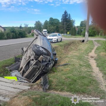 На Прикарпатті автомобіль перекинувся у кювет: поліцейські встановили обставини ДТП