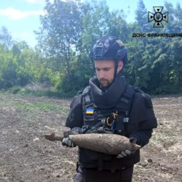 Піротехніки Прикарпаття знищили три вибухонебезпечні предмети часів Другої світової війни