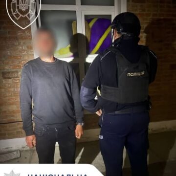 В Івано-Франківську поліцейські охорони затримали чоловіка, який проник до магазину