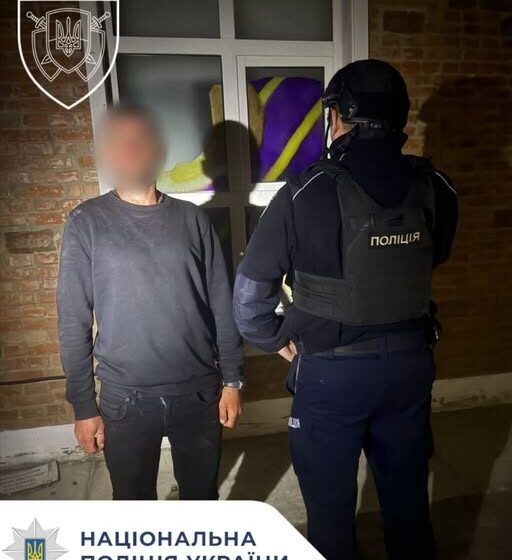 В Івано-Франківську поліцейські охорони затримали чоловіка, який проник до магазину