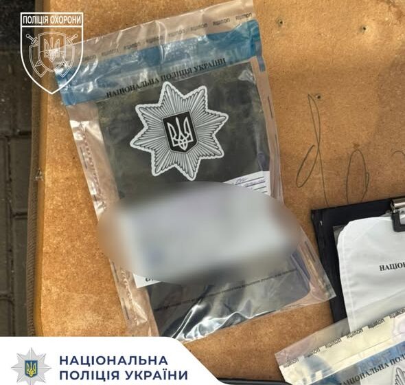 У Вовчинці поліцейські охорони затримали чоловіка з ймовірними наркотиками