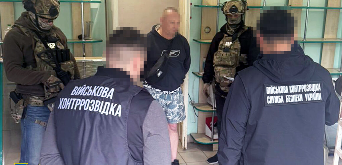СБУ та ДБР затримали 4-х ділків, які намагалися налагодити масштабний збут «трофейної» зброї на Івано-Франківщині