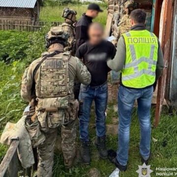 На Надвірнянщині затримали СЗЧ-шника та його спільника, які півтора року торгували зброєю та боєприпасами (ФОТО) На Надвірнянщині затримали СЗЧ-шника та його спільника, які півтора року торгували зброєю та боєприпасами (ФОТО)